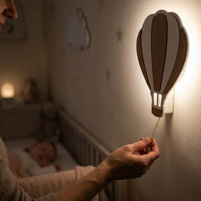 Veilleuse murale maman qui allume la veilleuse en forme de mangolfiere