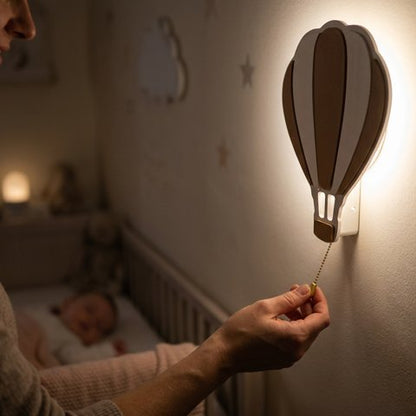Veilleuse murale maman qui allume la veilleuse en forme de mangolfiere