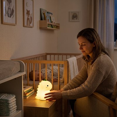 Veilleuse pour bebe petit monstre avec maman qui rassure bébé avant de dormir