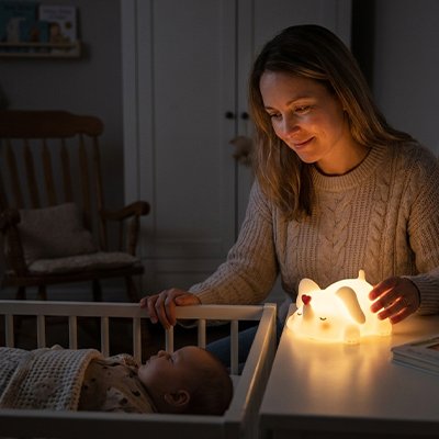 Veilleuse pour bebe petit monstre maman regarde bébé qui dort