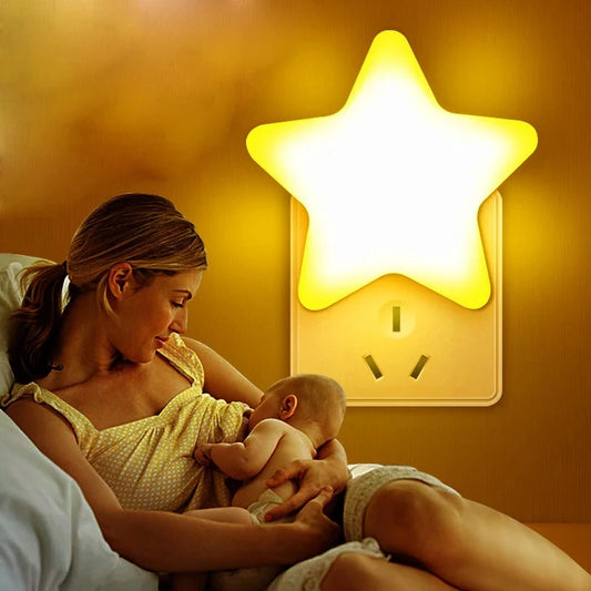 une maman qui allaite son bébé lors des soins nocturnes sous la lumière de la veilleuse prise 