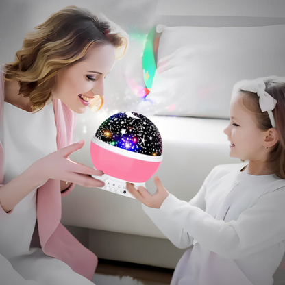 une maman qui offre à sa fille la veilleuse projection de couleur rose