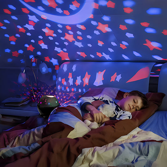 un garçon qui dort avec sa peluche dans sa chambre avec un plafond étoilé projeté par la veilleuse projectiom