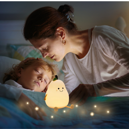 une maman qui embrasse son enfant dans son lit qui dort sous la lumière douce de la veilleuse