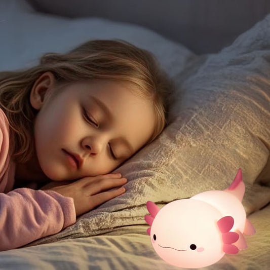 une fille qui dort paisiblement a coté d'elle se trouve la veilleuse bébé Axolight